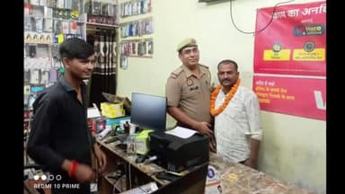 उतरौला: सीसीटीवी कैमरा लगवाने वाले त्रिनेत्र मित्र को उतरौला थाना कोतवाली के प्रभारी निरीक्षक ने किया सम्मानित