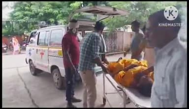 फिरोज़ाबाद: शहर के कुबेरपुर रोड पर दो बाइकों की भिडंत में महिला गंभीर घायल