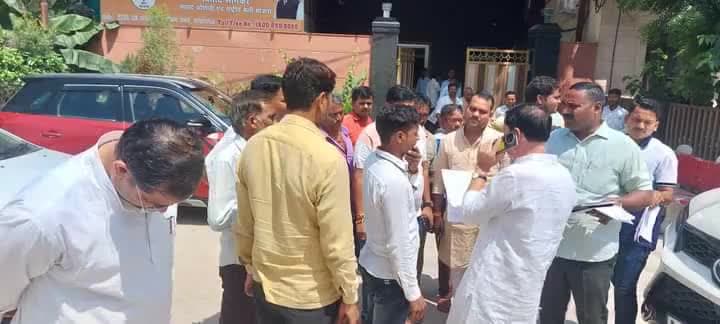 आज अपने #प्रयागराज के #प्रीतमनगर स्थित आवास पर जनता दर्शन किया एवं #कौशाम्बी संसदीय क्षेत्र से आये हुए आगंतुक वरिष्ठ नागरिकों, महिलाओं एवं युवाओं की समस्याओं को सुनकर उनके शीघ्र निराकरण हेतु संबंधित विभाग के अधिकारियों को फोन एवं पत्र के
