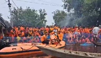 करनैलगंज: पुलिस बल, NDRF व SDRF की निगरानी में कर्नलगंज के सरयू घाट पर कांवड़ियों ने नदी से भरना शुरू किया पवित्र सरयू जल