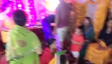 कृष्ण भगवान के पूजा करते,भजन कीर्तन करती महिलाए,रेलवे स्टेशन गोपालगंज सासाराम मे,आशुतोष सिंह बिहार प्रदेश उपाध्यक्ष ncp