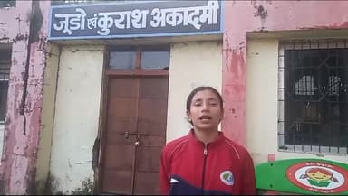 होशंगाबाद नगर: नर्मदापुरम के नर्मदा महाविद्यालय मे स्थित जुडो प्रैक्टिस रूम के बाहर लगा ताला स्वर्ण पदक विजेता ऋषिका ने दी जानकारी