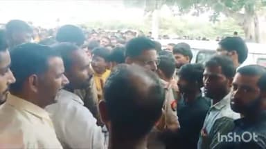 एत्मादपुर: थाना बरहन का गुस्साए ग्रामीणों ने किया घेराव,दरोगा के अन्य पुलिस साथियों पर कार्यवाही की मांग को लेकर प्रदर्शन