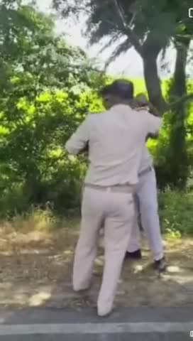 ये क्या हो गया आपस में भिड़ गए 112 के बिहार पुलिस खूब लाठी चला ,पुलिस के लड़ाई पब्लिक ने छोराई