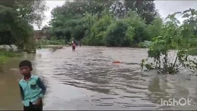 देवसर: हर्रैया गाँव मे तेज बारिश से नदी नाले उफान पर, जान जोखिम डालकर नदी पार कर रहें स्कूली बच्चें