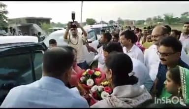 मड़िहान: कामपुर कला गांव में पहुंची उत्तर प्रदेश सरकार की राज्य मंत्री विजयलक्ष्मी गौतम सरकार की योजनाओं का ग्रामीणों को दिया लाभ