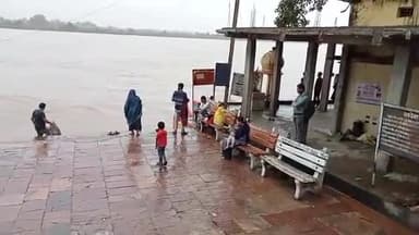 होशंगाबाद नगर: कोरी घाट पर जिला प्रशासन के निर्देश पर श्रद्धालुओं के प्रबंध के बावजूद भी पानी के पास पहुंच रहे श्रद्धालु