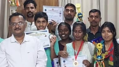 हज़ारीबाग: सदर अनुमंडल पदाधिकारी विद्याभूषण ने योग संघ और टेबल टेनिस संघ के राज्य स्तरीय विजेता खिलाड़ियों को किया सम्मानित