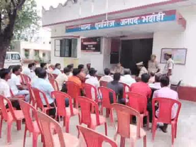 भदोही: आगामी त्योहारों के मद्देनजर दुर्गागंज थाने में हुई शांति समिति बैठक, धर्म गुरु व गणमान्य लोग रहे मौजूद