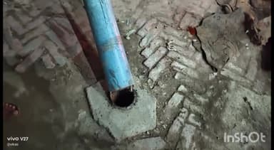 रामसनेही घाट: दरियाबाद में विद्युत पोल टूटकर सड़क किनारे दुकान पर गिरा, दुकान हुई क्षतिग्रस्त