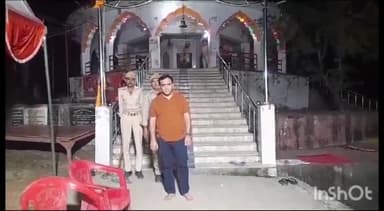 रामसनेही घाट: रामसनेहीघाट के बुढ़वा बाबा मंदिर की सीढ़ियों तक पहुंचा कल्याणी नदी का पानी, प्रशासन ने नदी के किनारे कराई बैरिकेडिंग