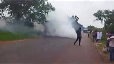 मड़िहान: कस्तूरबा विद्यालय के पास यात्रियों से भरी बस में अचानक लगी आग, खिड़की का शीशा तोड़कर कूदे यात्री