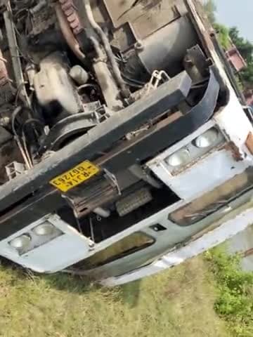 घोरघट गांव के समीप ट्रक ने मारी पलटी