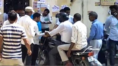 बहराइच: जिला बार एसोसिएशन सभागार में अधिवक्ता संघ चुनाव को लेकर नामवापसी आज, अधिवक्ता हुए न्यायिक कार्य से विरत