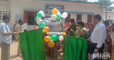 बिक्रमगंज: एसडीएम व डीसीएलआर ने बिक्रमगंज से हरी झंडी दिखाकर पोषण रथ को किया रवाना