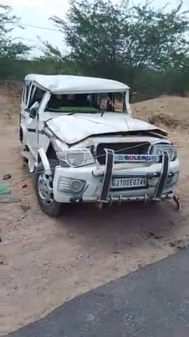 गडरा रोड से आगे मुनाबाव रोड पर बांडासर गांव में एक बोलेरो गाड़ी संतुलन बिगड़ने से पलटी हालाकि कोई जन हानि नहीं