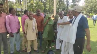 करनाल: चाकू मारने वाले आरोपियों की गिरफ्तारी की मांग को लेकर दादुपुर के लोगों ने एसपी से की मुलाकात