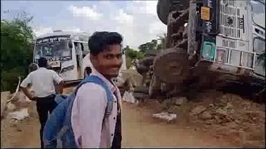 देवेंद्रनगर: जनकपुर के पास डायवर्सन मार्ग ढहने से पलटा ट्रक, बाल-बाल बचे चालक और हेल्पर