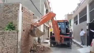 ਬਠਿੰਡਾ: ਅਜੀਤ ਰੋਡ ਵਿਖੇ ਨਗਰ ਨਿਗਮ ਵੱਲੋਂ ਨਜਾਇਜ਼ ਉਸਾਰਿਆ ਨੂੰ ਲੈਕੇ ਕੀਤੀ ਜਾ ਰਹੀ ਕਾਰਵਾਈ