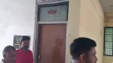 तमकुही राज: तमकुहीराज तहसील परिसर में स्थित शौचालय में ताले लगे रहने की अधिवक्ताओं ने एसडीएम से की शिकायत