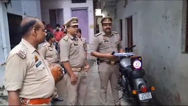 गोरखपुर: तुर्कमानपुर स्थित अभियुक्त के घर में पुलिस ने कुर्की का नोटिस किया चस्पा, डुगडुगी बजाकर लोगों को दी जानकारी
