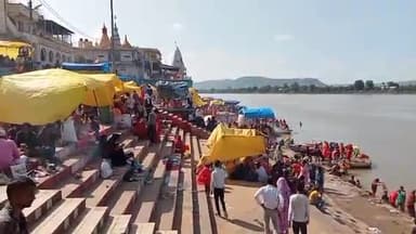 होशंगाबाद नगर: शहर के सेठानी घाट पर हजारों महिलाओं ने मां नर्मदा में स्नान कर ऋषि पंचमी की विधि विधान से की पूजा