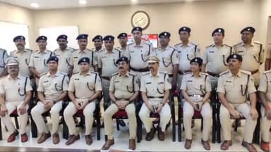 अररिया: एसपी ने अपने कार्यालय में जिले के 23 सब इंस्पेक्टर को इंस्पेक्टर में प्रोन्नति मिलने पर स्टार लगाकर दी बधाई
