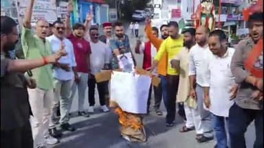 टिहरी: भाजयुमो जिलाध्यक्ष के नेतृत्व में कार्यकर्ताओं ने नई टिहरी के हनुमान चौक पर कांग्रेस नेता मदन सिंह बिष्ट का फूंका पुतला