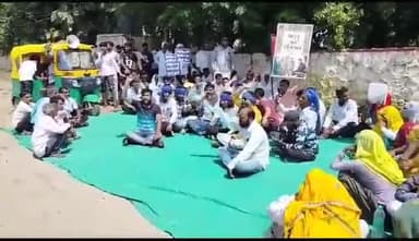 राजगढ़: राजगढ़ में पुलिस उपाधीक्षक कार्यालय के बाहर धरने पर बैठे दलित समाज के लोग, सैकड़ों महिला-पुरुषों ने लिया भाग