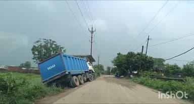 माडा: गनियारी में ट्रक अनियंत्रित होकर नाली में गिरा, बड़ा हादसा टला
