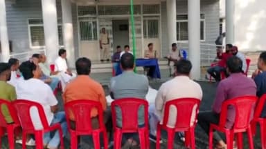 पिपलोदा: आगामी त्योहारों को लेकर पिपलोदा थाने में तहसीलदार एवं थाना प्रभारी चौहान की उपस्थिति में हुई शांति समिति की बैठक