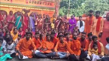 बिरनी: बिरनी के खरटी गांव ऊपर टोला में सुख समृद्धि व बारिश के लिए नव जागृति युवा समिति के द्वारा किया गया अखंड कीर्तन