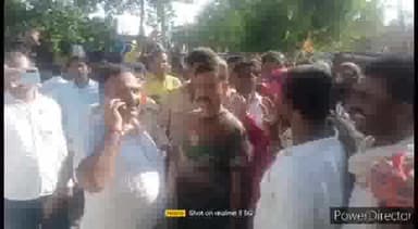 महिषी: प्रखंड मुख्यालय महिषी में बाढ़ राहत की मांग को लेकर आक्रोशित बाढ़ पीड़ितों ने CO पर झाड़ू-चप्पल से किया हमला