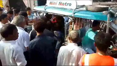 भदोही: पायल टॉकीज तिराहे पर अज्ञात मोटरसाइकिल सवार ने लड़की को मारी टक्कर, भदोही विधायक ने तत्काल पहुंचवाया अस्पताल