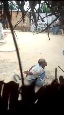 सलेमपुर: जमुई गांव में जमीनी विवाद को लेकर एक व्यक्ति के हाथ पैर बांधकर मारपीट का वीडियो वायरल