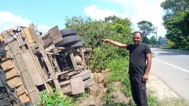 चंदौसी: चन्दौसी मुरादाबाद हाईवे रोड कैली रसूलपुर गांव के पास में प्याज से भरा ट्रक खाई में पलटा