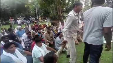 करनाल: लघु सचिवालय में नगर पालिका कर्मचारी संघ ने अपनी मांगों को लेकर प्रशासन के माध्यम से सीएम के नाम दिया ज्ञापन