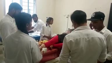 बिहार: खंदक पर अज्ञात वाहन की टक्कर से मोटरसाइकिल पर बैठी महिला हुई जख्मी, इलाज के लिए लाया गया सदर अस्पताल