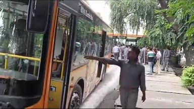 गोरखपुर: चार महीनों से तनख्वाह ना मिलने पर इलेक्ट्रिक सिटी बस चालकों ने की हड़ताल, पूरे जिले में इलेक्ट्रिक सिटी बस सेवा ठप