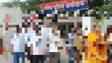 शाहगंज: खेतासराय के निवासी पहुंचे पुलिस अधीक्षक कार्यालय दिया प्रार्थना पत्र का अपहरण करने का लगाया आरोप