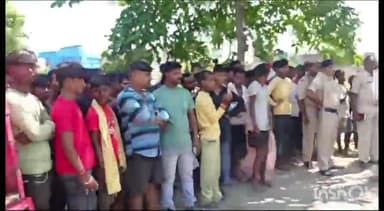 संपतचक: टर्मा रेलवे गुमटी के पास सड़क हादसे में युवती की मौत से आक्रोशित ग्रामीणों ने हाइवा में लगाई आग