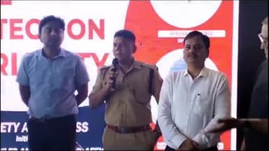 धनौरा: यातायात नियमों का पुलिसकर्मियों ने नहीं किया पालन तो होगी कार्रवाई; गजरौला बुलेट शोरूम पर एसपी-डीएम ने वितरित किए हेलमेट