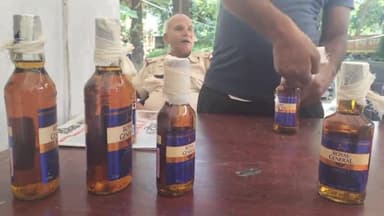 साहेबगंज: खोड़ीपाकर से पुलिस ने 234 बोतल विदेशी शराब व मनाईन से 10 लीटर देसी शराब के साथ 5 धंधेबाजों को किया गिरफ्तार