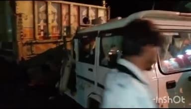 गुना नगर: रिलायंस पेट्रोल पंप के सामने सड़क पर बैठी गाय में टक्कर लगने के बाद बोलेरो गाड़ी खड़े ट्रक में पीछे से घुसी, गाय की मौत