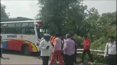 देवेंद्रनगर: सकरिया के पास कंटेनर की टक्कर से खाई में गिरने से बाल-बाल बची यात्री बस, आधा दर्जन लोग हुए घायल