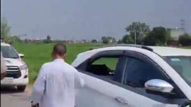 करनाल: गांव गोगड़ीपुर में पुल के पास एक तेज रफ़्तार गाड़ी ने दो अन्य गाड़ियों को मारी टक्कर, कोई हताहत नहीं