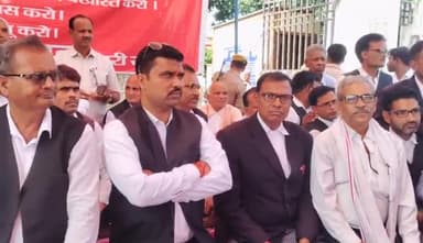गोंडा: कार्मिक अनशन पर बैठे अधिवक्ता,दीवानी कचहरी में प्रदर्शन कर लगाएं पुलिस विरोधी नारे