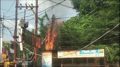 कोल: मैरिस रोड़ PNB के सामने बिजली के पोल पर लगे तारों के झुंड में लगी भीषण आग, लोगों की सूजबूझ से बड़ा हादसा टला