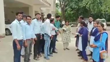 होशंगाबाद नगर: लोक सेवा केंद्र के कर्मचारी संघ ने कलेक्ट्रेट कार्यालय पहुंचकर कलेक्टर के नाम तहसीलदार को सौंपा ज्ञापन