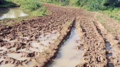 कनवास: माधोपुर गांव के ग्रामीणों ने खेतों पर जाने का मार्ग ठीक करवाने को लेकर अधिकारियों को सौपा ज्ञापन